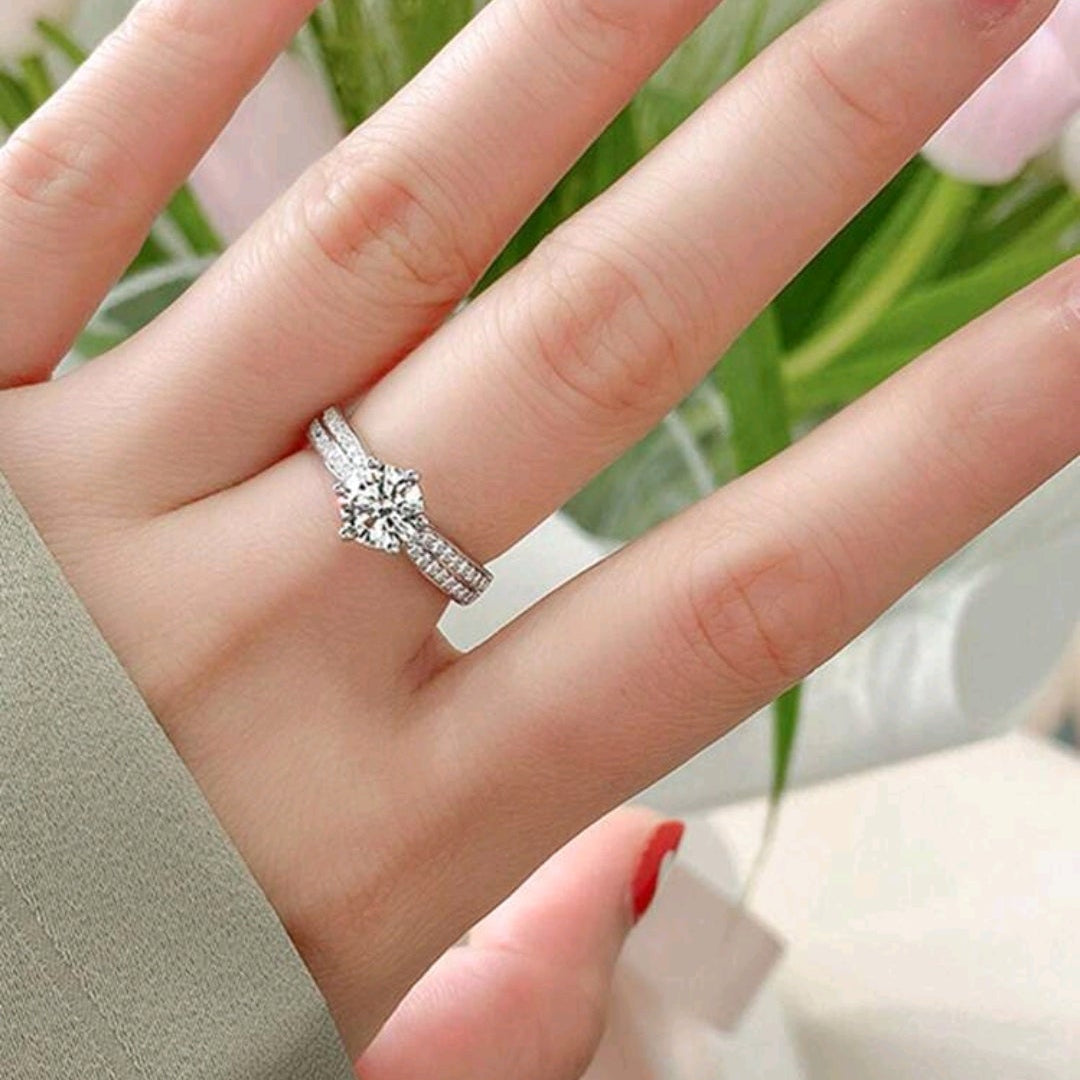 Elegant Four-Claw Ring